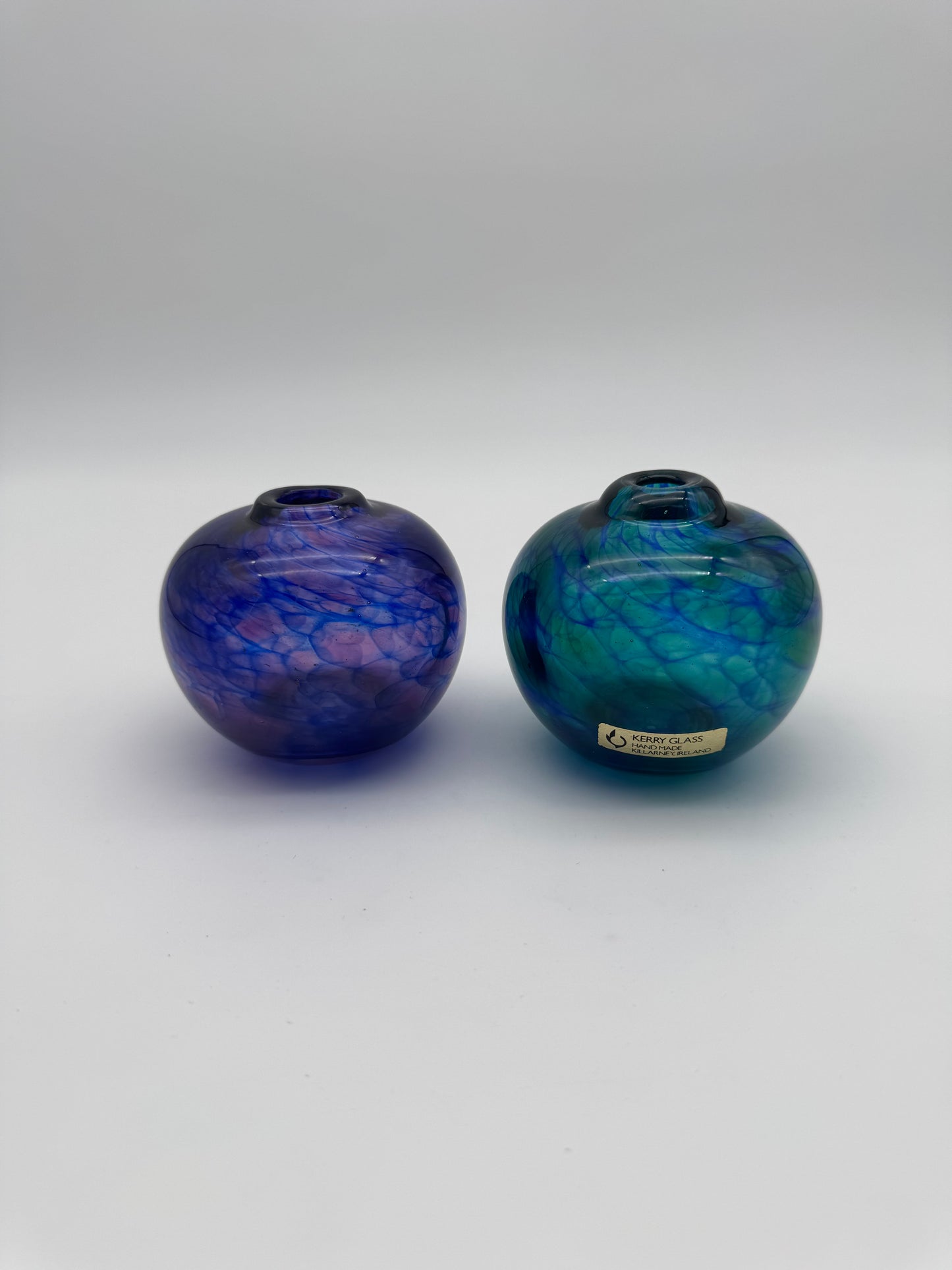 Set van twee Kerry Glass Vaasjes by Micheal Harris (Heather) 1978