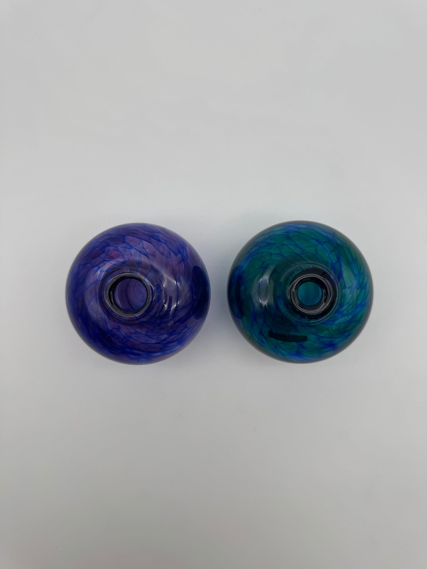 Set van twee Kerry Glass Vaasjes by Micheal Harris (Heather) 1978