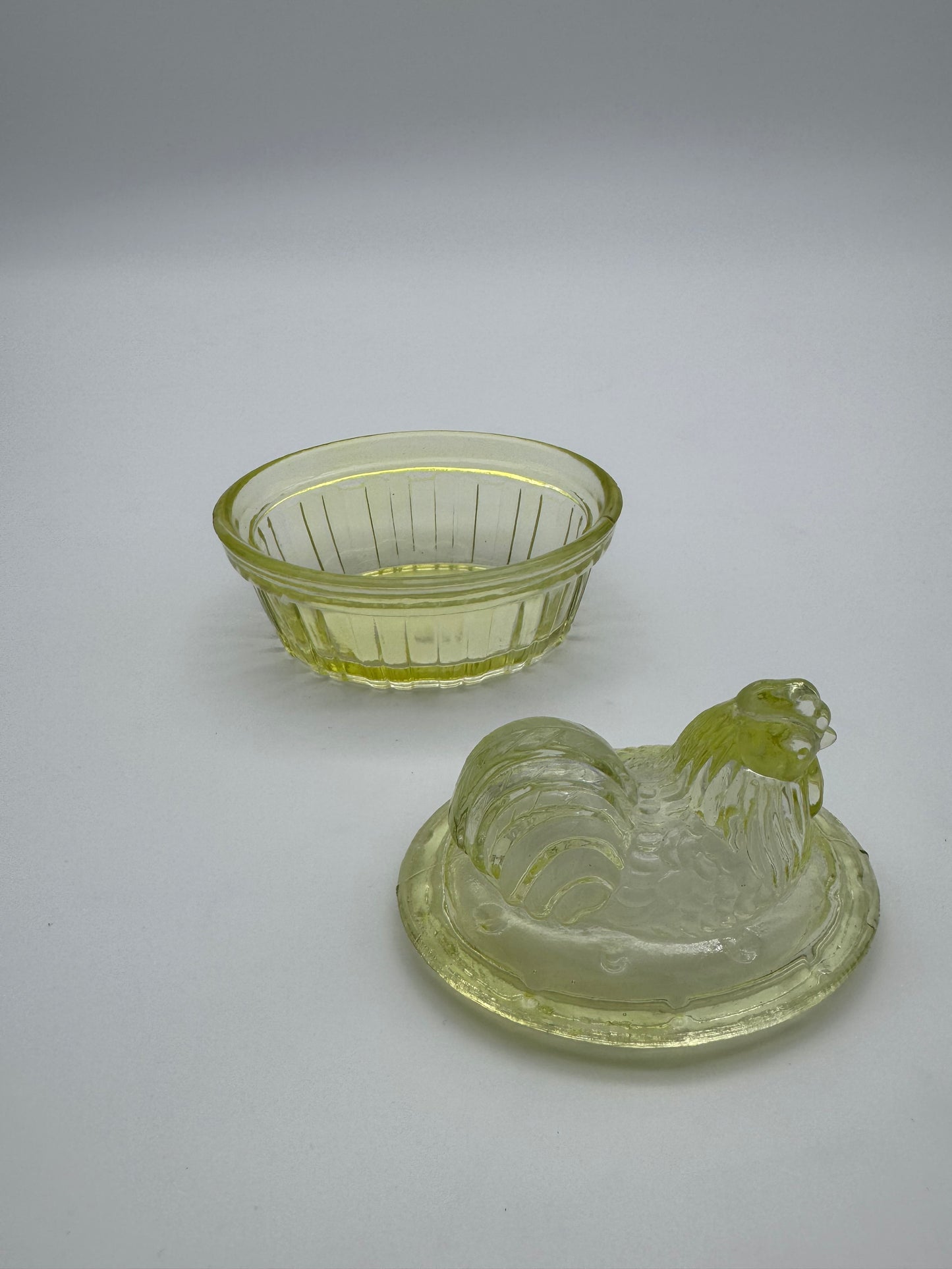 Kip op nest geel persglas schaaltje + deksel (botervloot)