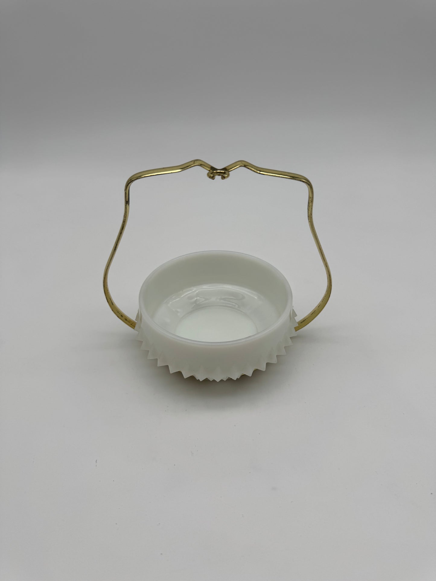 Melkglas met getande diamant rand, messing hengsel voor suikerklontjes/bonbons
