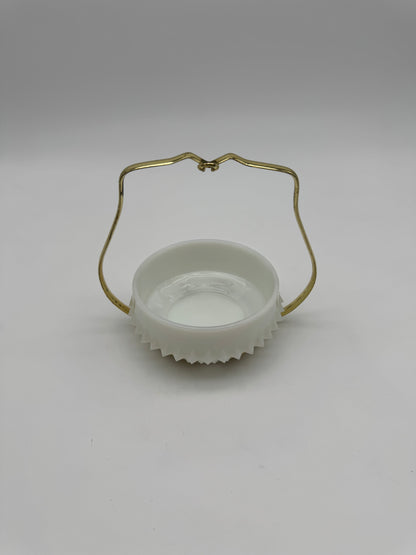 Melkglas met getande diamant rand, messing hengsel voor suikerklontjes/bonbons