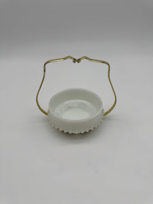 Melkglas met getande diamant rand, messing hengsel voor suikerklontjes/bonbons