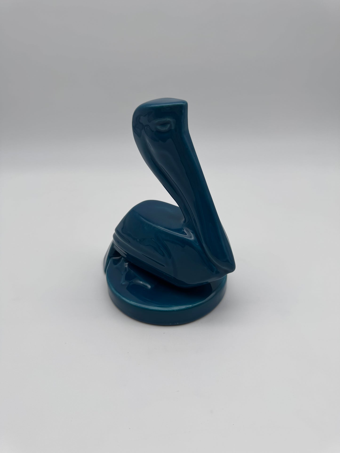 Geglazuurd aardewerk sculptuur van Pelikaan, design C.J. Gellings, uitvoering De Kennemer Pottenbakkerij / Velsen ca.1930