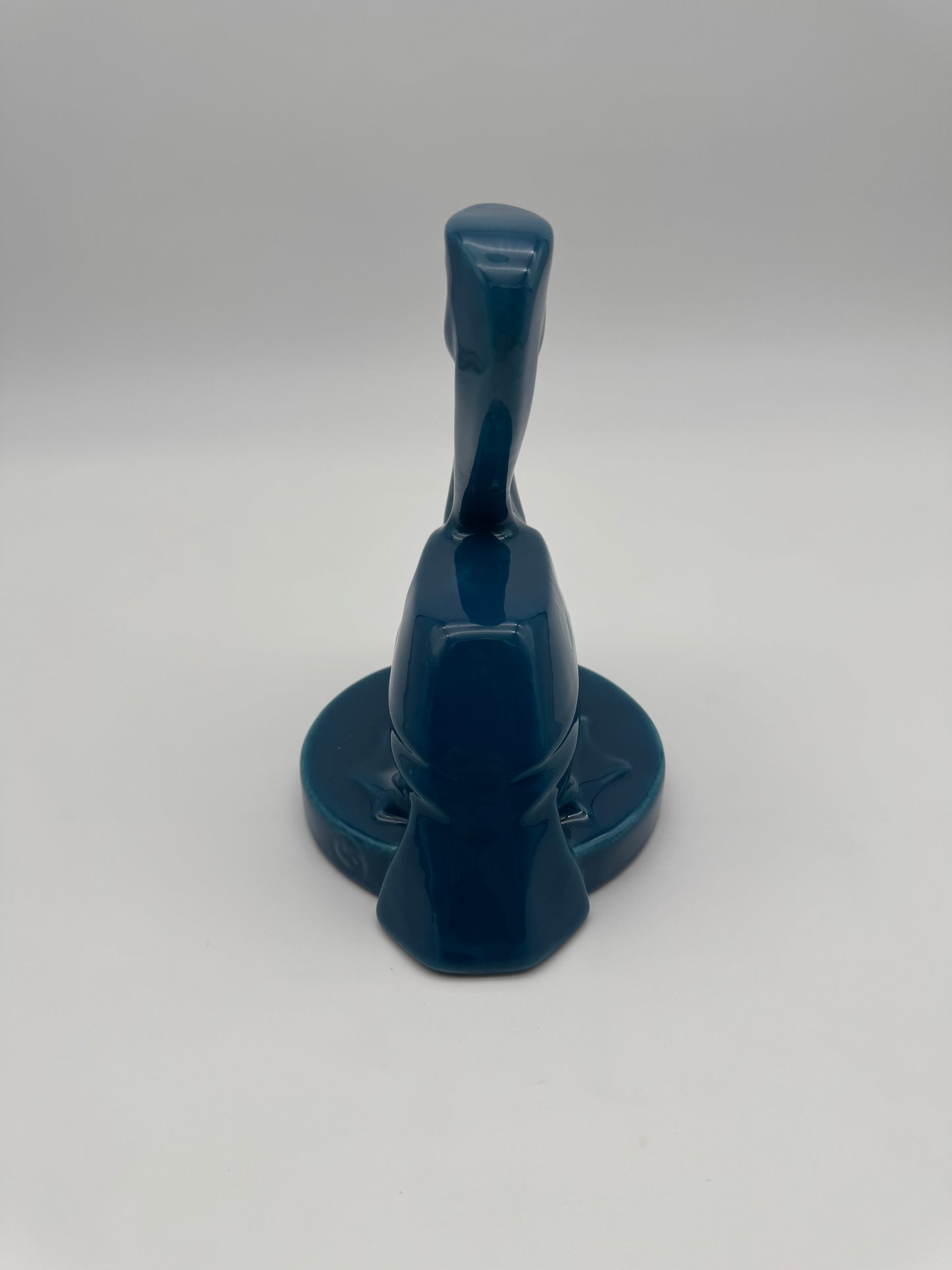 Geglazuurd aardewerk sculptuur van Pelikaan, design C.J. Gellings, uitvoering De Kennemer Pottenbakkerij / Velsen ca.1930