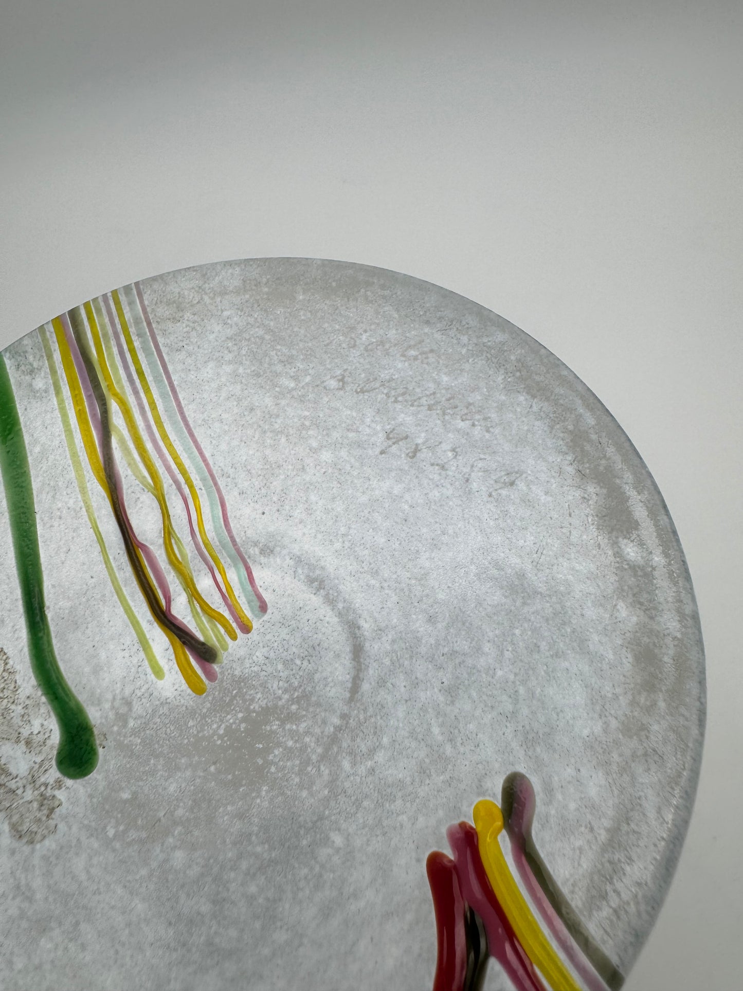 Gesigneerd Bertil Vallien regenboog vaas voor Kosta Boda vintage zweeds glas