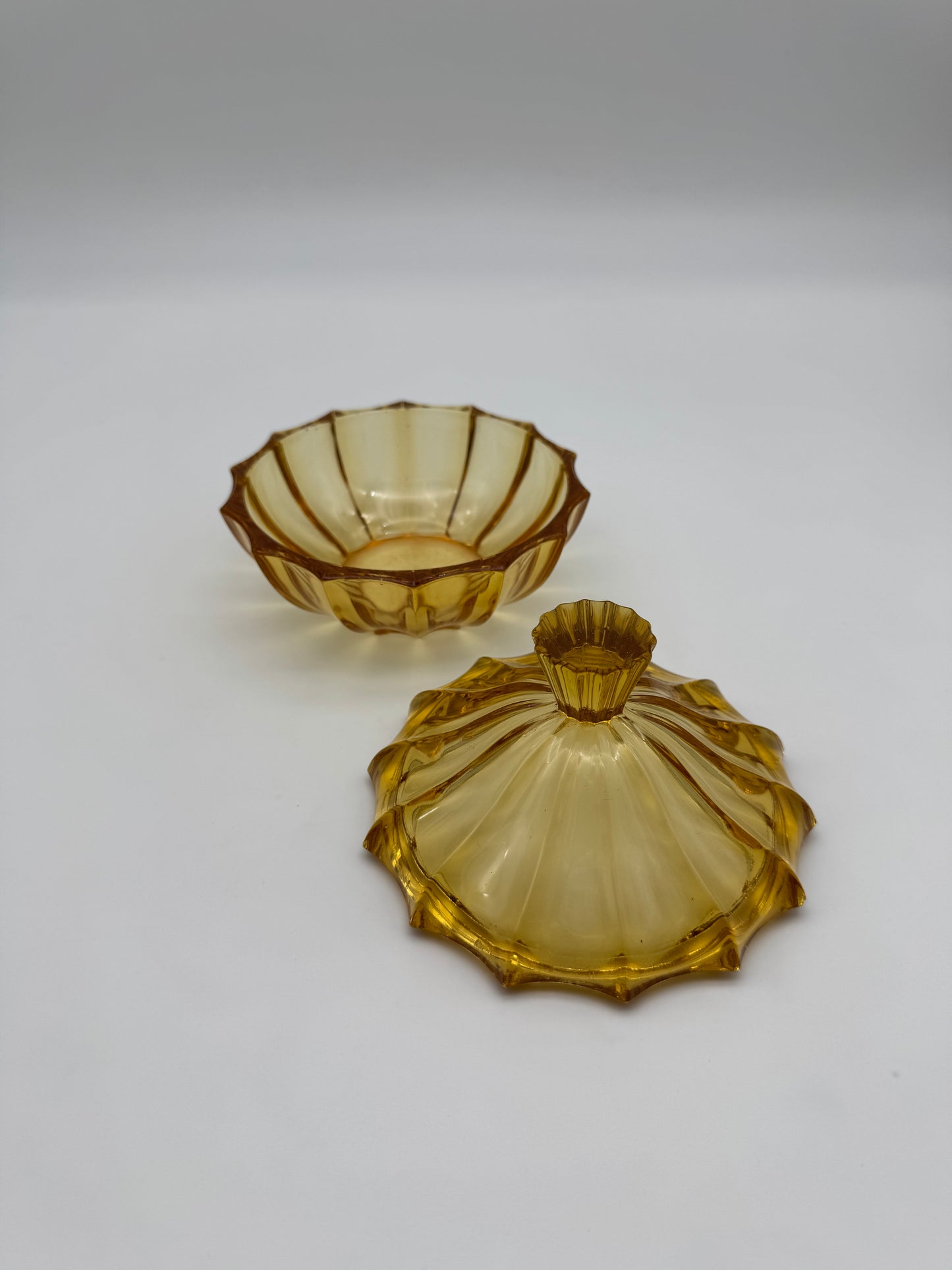 Geel persglas schaal met deksel