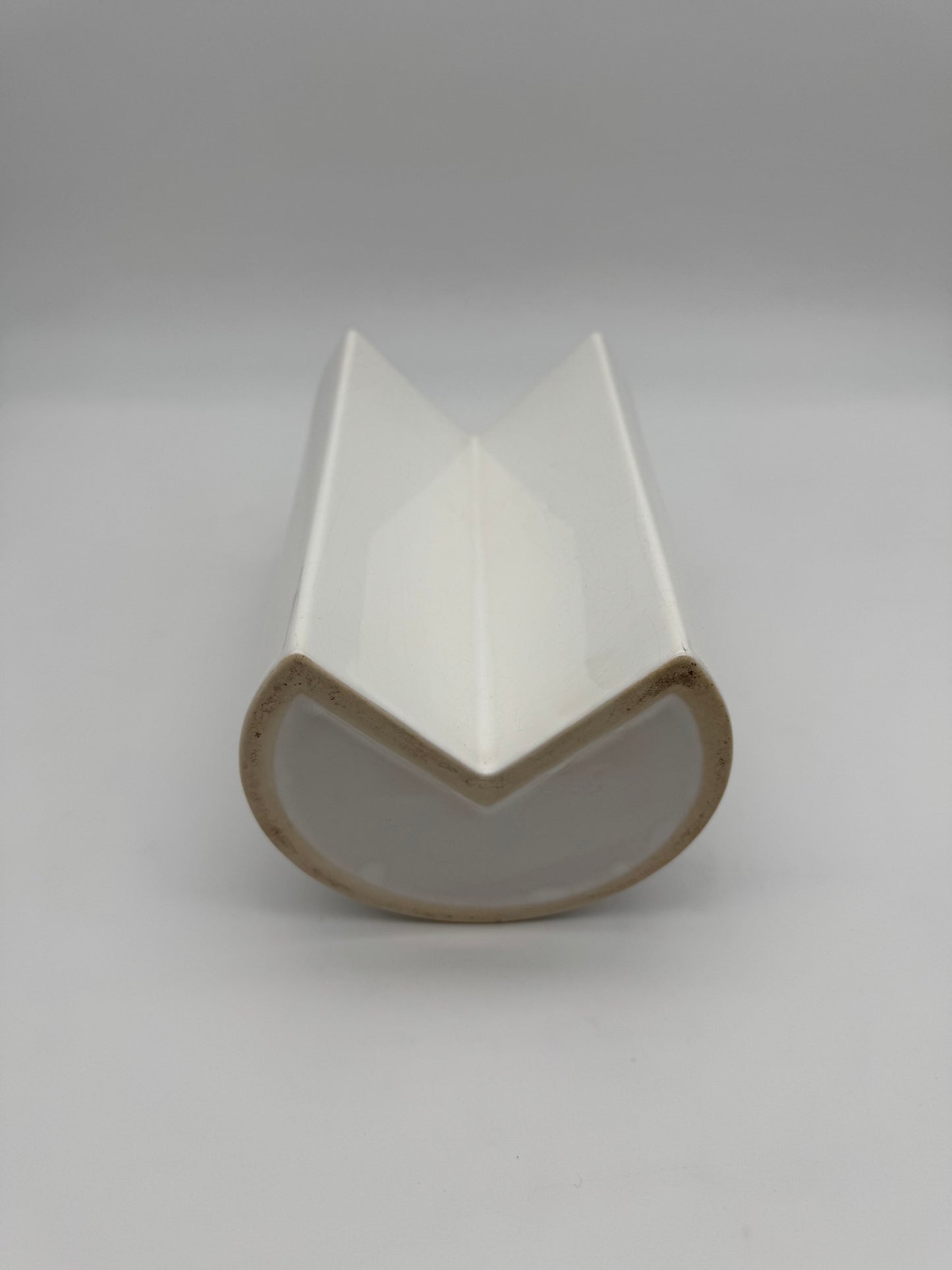 Witte aardewerk ronde/hoek vaas