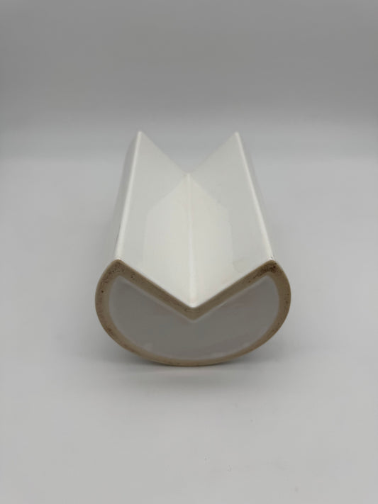 Witte aardewerk ronde/hoek vaas
