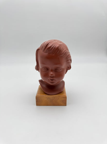 Terracotta kinderhoofdje op houten sokkel