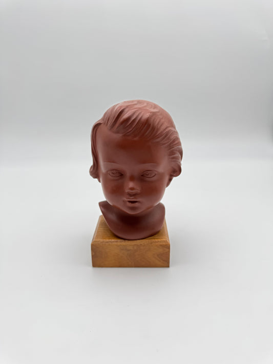 Terracotta kinderhoofdje op houten sokkel