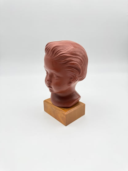 Terracotta kinderhoofdje op houten sokkel