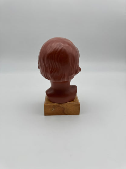 Terracotta kinderhoofdje op houten sokkel