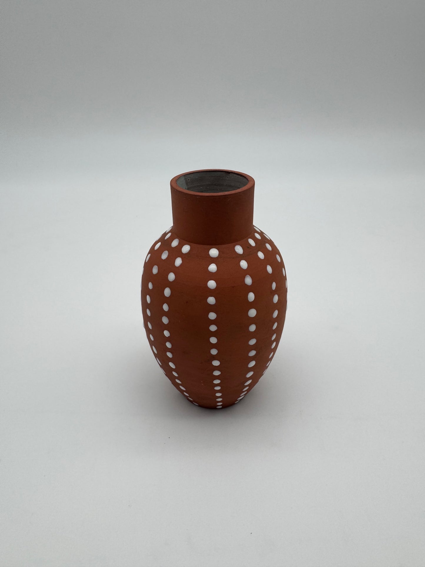 Terracotta vaasje met stip patroon - Hillebrand