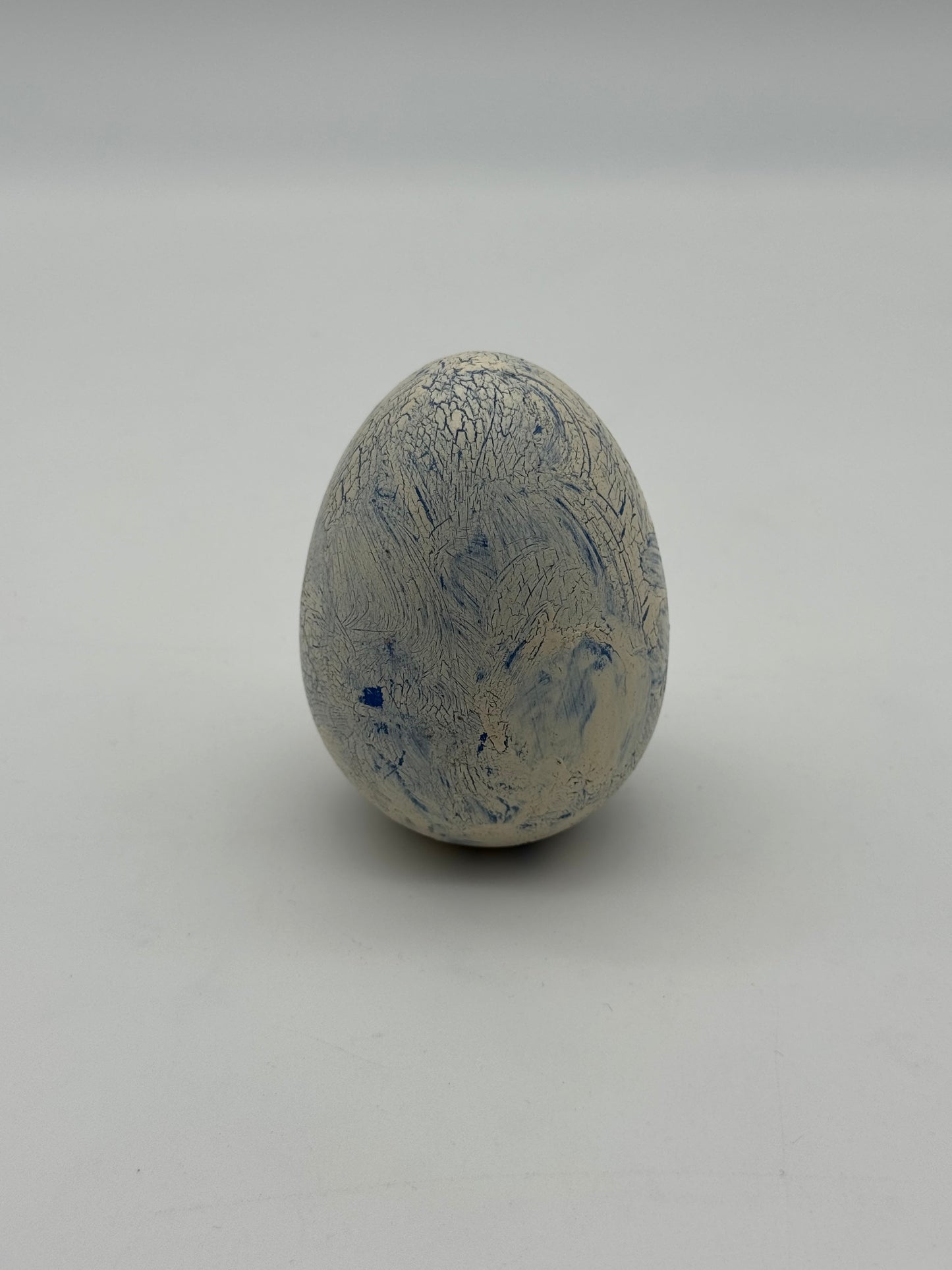 Handbeschilderd ei met blauw motief