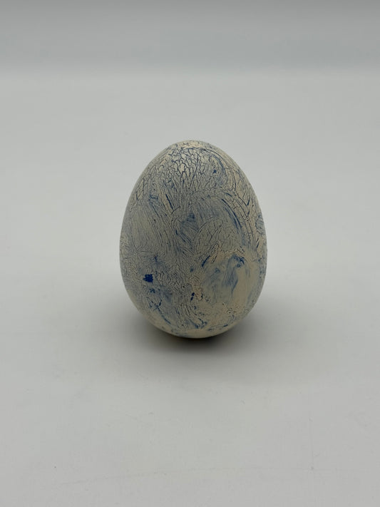 Handbeschilderd ei met blauw motief