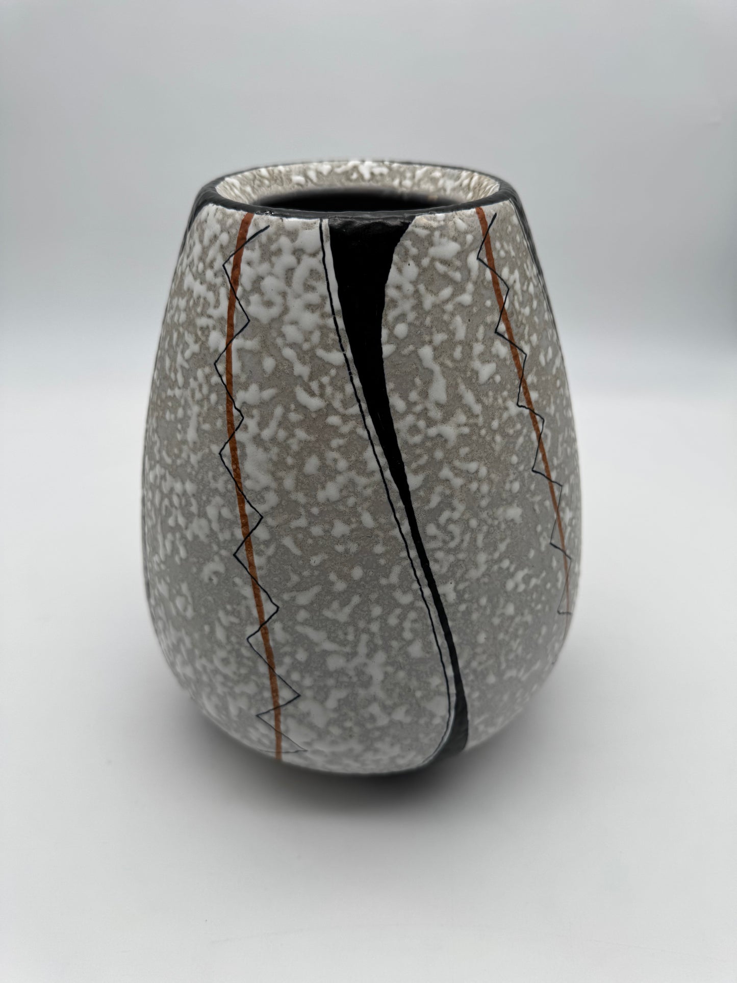 Grijs witte vaas minimalist abstract black lines Jumbo Gouda Holland 603 Jolie 1950's