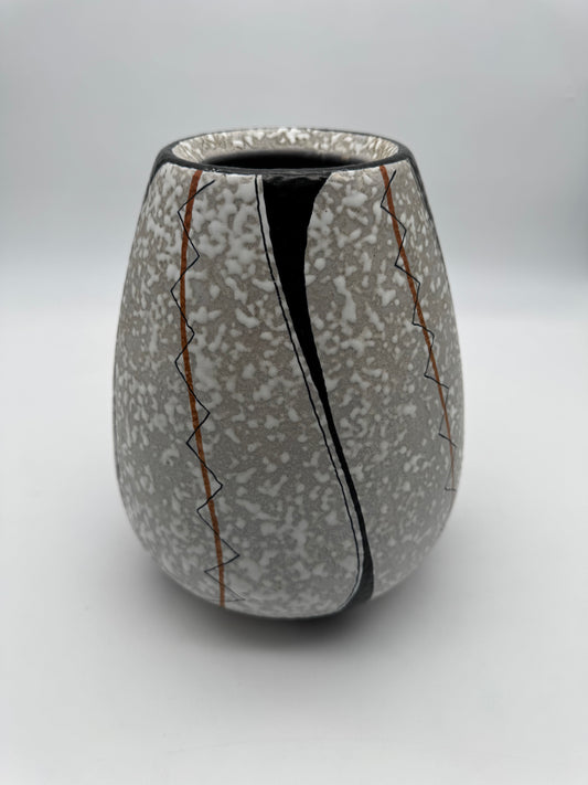 Grijs witte vaas minimalist abstract black lines Jumbo Gouda Holland 603 Jolie 1950's