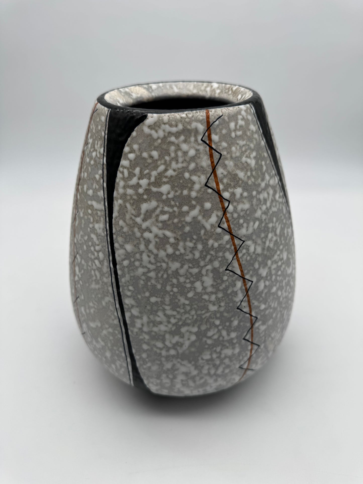 Grijs witte vaas minimalist abstract black lines Jumbo Gouda Holland 603 Jolie 1950's