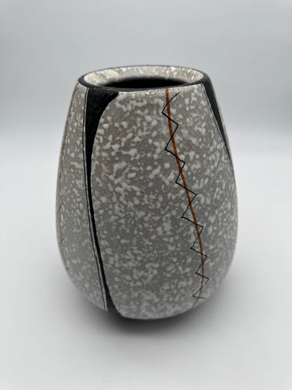 Grijs witte vaas minimalist abstract black lines Jumbo Gouda Holland 603 Jolie 1950's