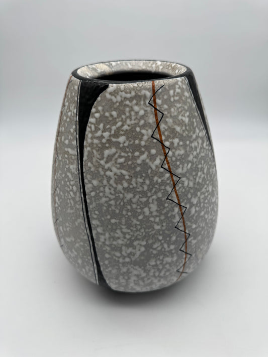 Grijs witte vaas minimalist abstract black lines Jumbo Gouda Holland 603 Jolie 1950's