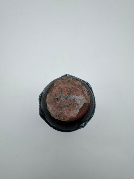 Bolwerk keramiek vaasje met turquoise glazuur handgesigneerd