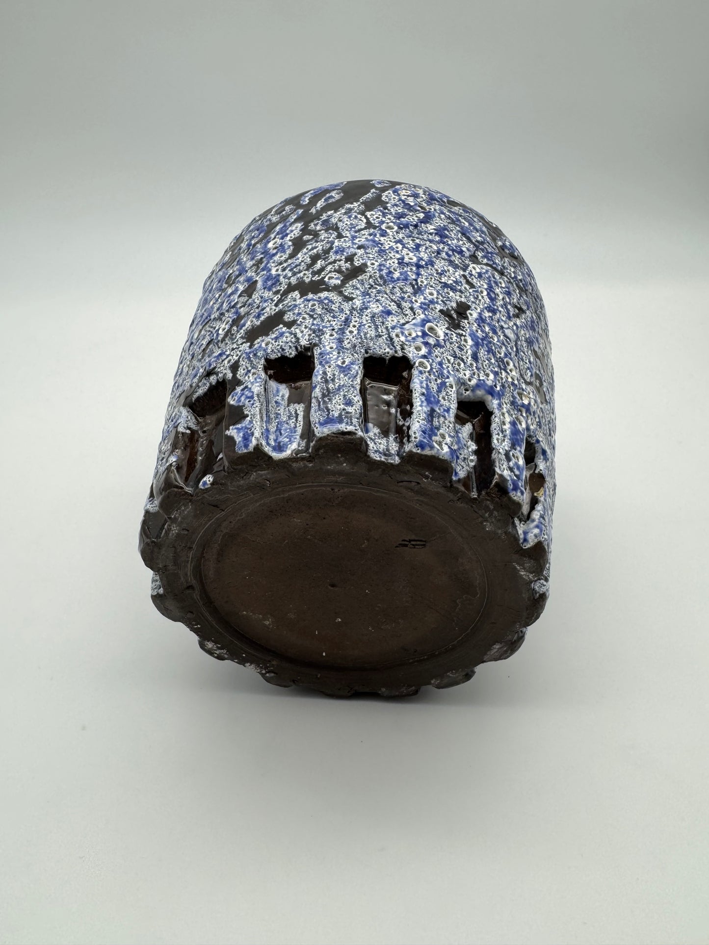 Kunstobject vaas jaren 70 lava-krater glazuur architecturaals vulkanisch
